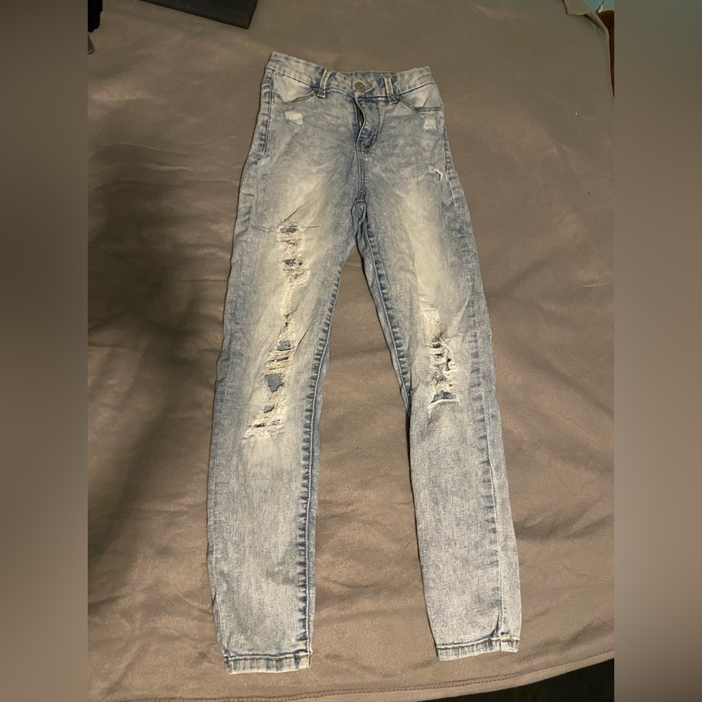 LIGHT BLUE RIPPED SKINNY JEANS